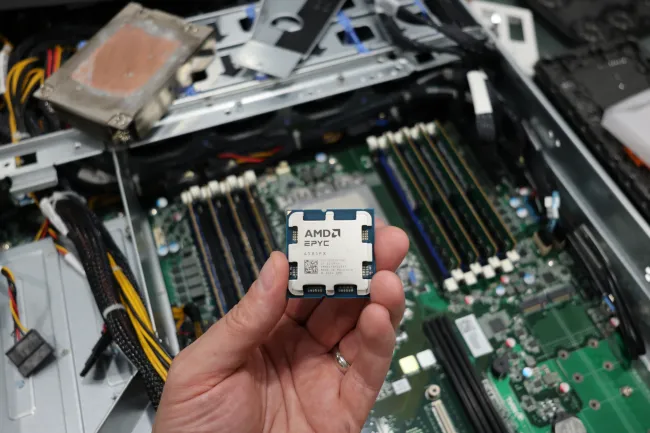 AMD EPYC 4585PX معالج