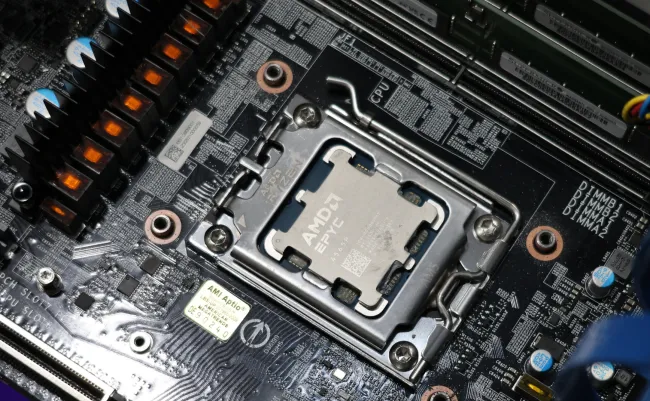 AMD EPYC 4565P مثبتة في مقبس وحدة المعالجة المركزية