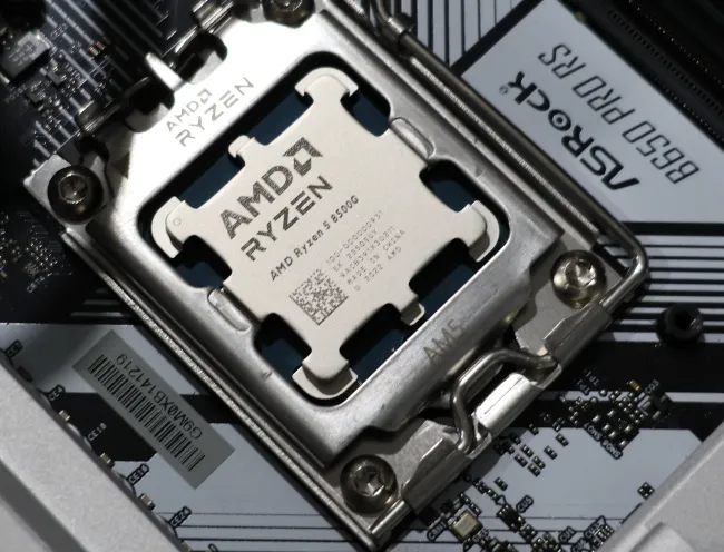 AMD Ryzen 5 8500G in socket