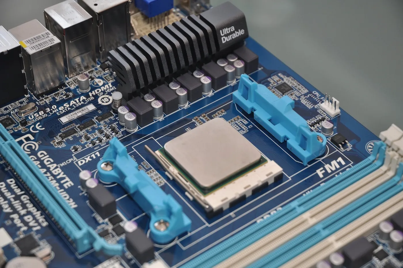 Fedora 45: il nodo x86_64-v3 tra performance e oneri infrastrutturali