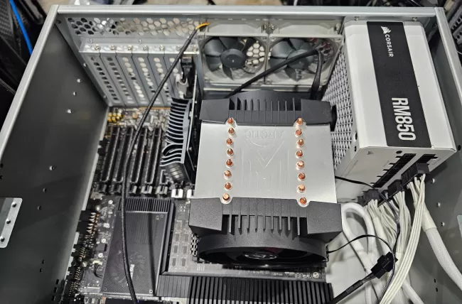 Arctic Freezer 4U-M cooling a Threadripper CPU