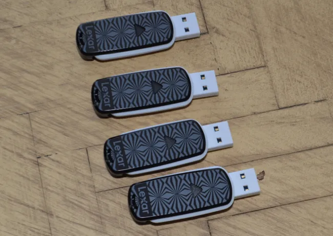 Delvis forum springvand Running A Btrfs RAID Array Across Four USB 3.0 Flash Drives Review -  Phoronix