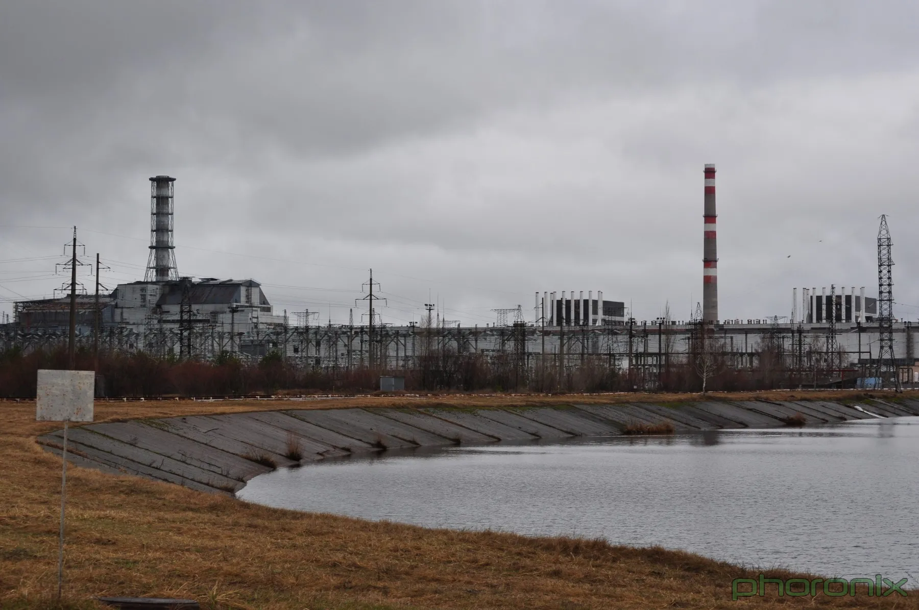 Охладитель аэс. Пруд охладитель Чернобыльской АЭС. Чернобыльский пруд охладитель. ЧАЭС река Припять. Припять пруд охладитель.