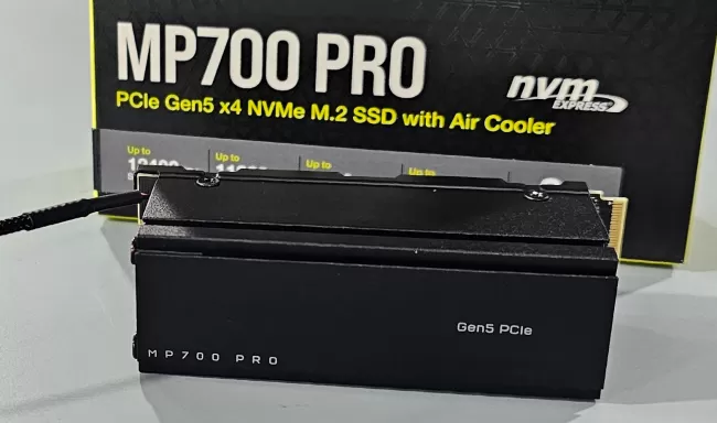 Corsair MP700 PRO 2 To SSD PCIe M.2 NVMe 2.0 Gen5 x4 avec refroidisseur  d'air