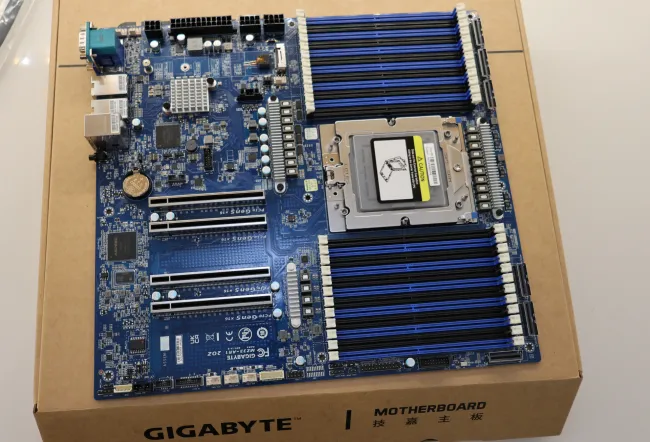 Gigabyte MZ33-AR1: A Uniquely Positioned AMD EPYC 9005 Motherboard