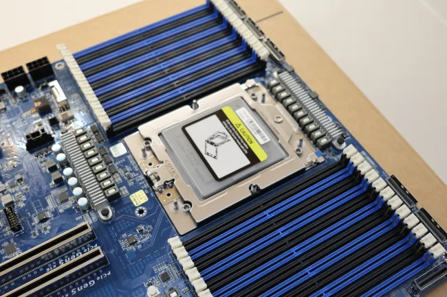 Gigabyte MZ33-AR1: A Uniquely Positioned AMD EPYC 9005 Motherboard