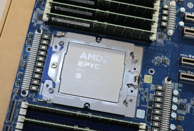 Gigabyte MZ33-AR1: A Uniquely Positioned AMD EPYC 9005 Motherboard