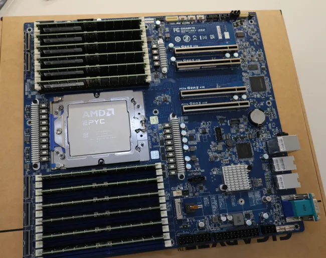 Gigabyte MZ33-AR1: A Uniquely Positioned AMD EPYC 9005 Motherboard
