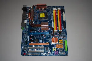 GIGABYTE GA-P35-DS4 マザーボード ASCII.jp：Gigabyte「GA-P35-DS4」が“Rev2.0”になってヒートシンクが