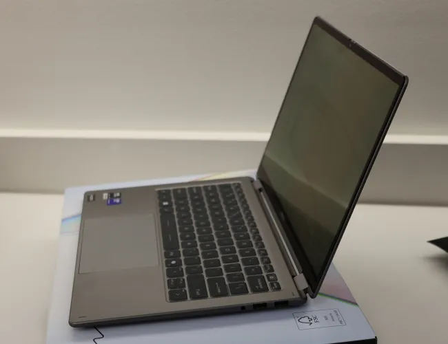 MSI Prestige 14 AI+ Evo side side profile