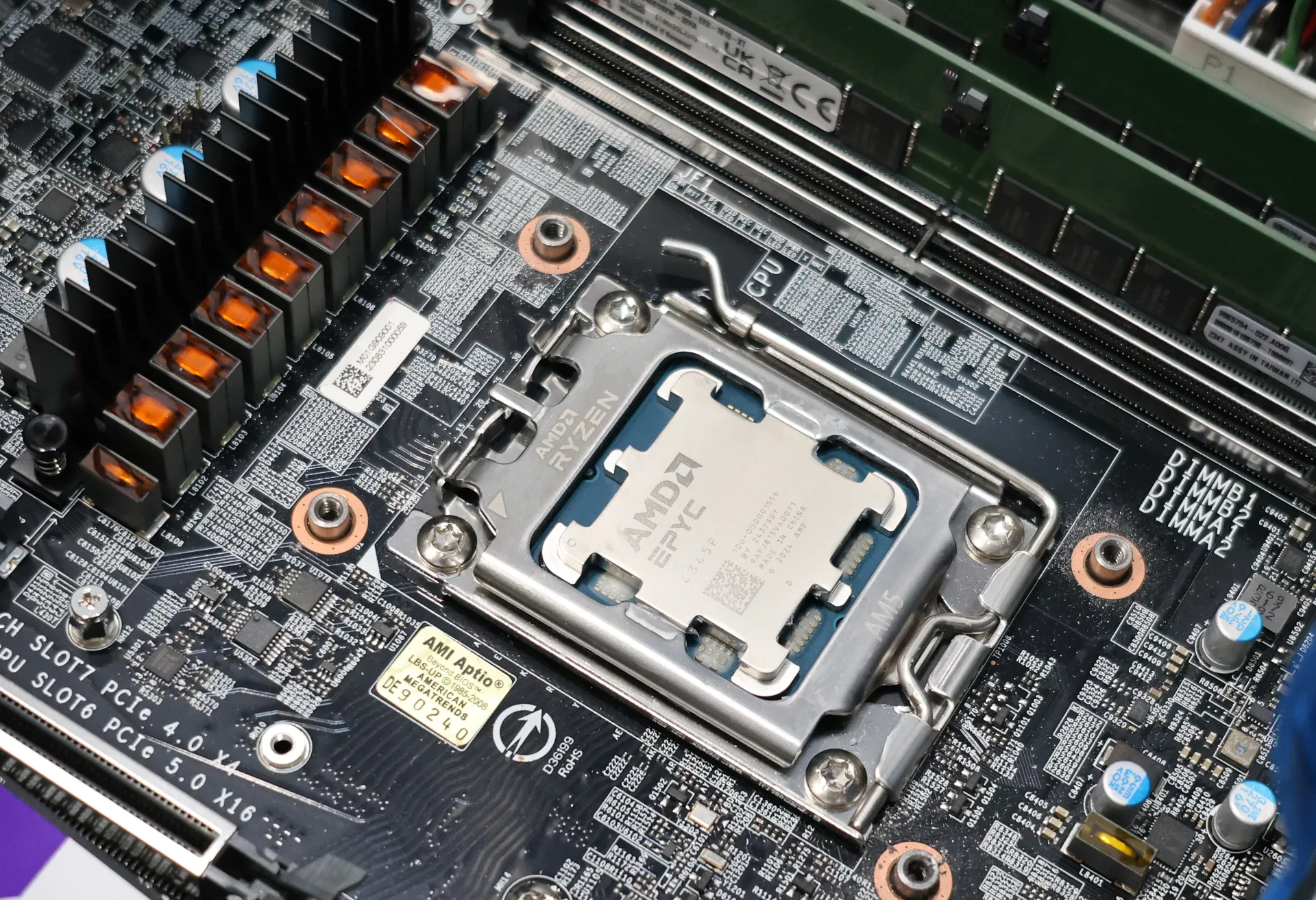 Intel Xeon 6300 vs. AMD EPYC 4005 SMT/HT Performance