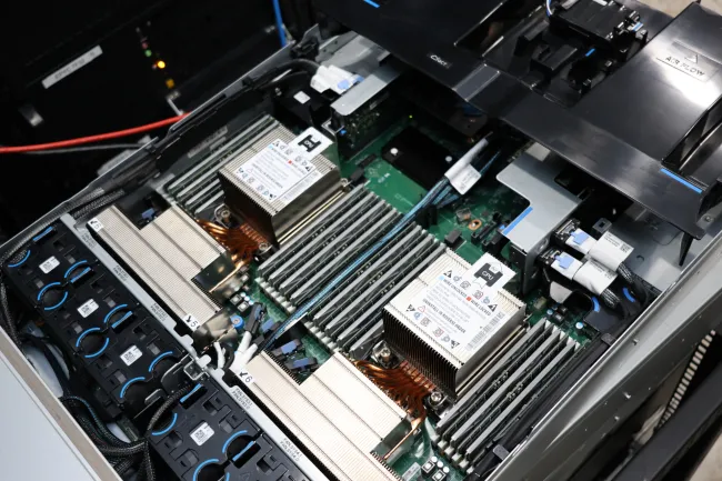 Intel Xeon Platinum 8592+ "Emerald Rapids" Linux Benchmarks Review ...