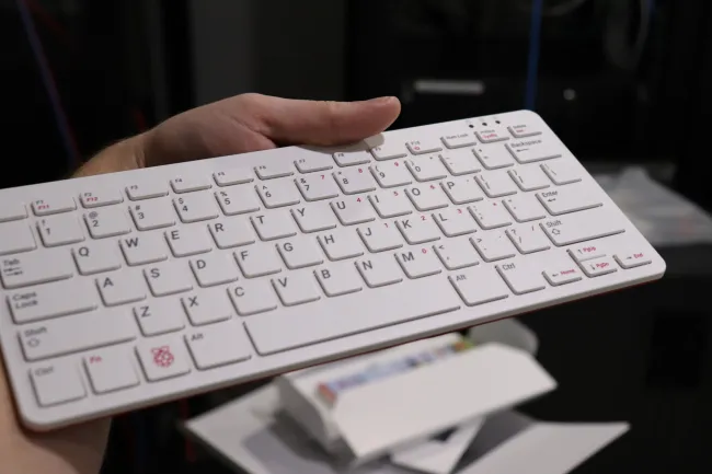 新款树莓派 400 发布：键盘主机合二为一
