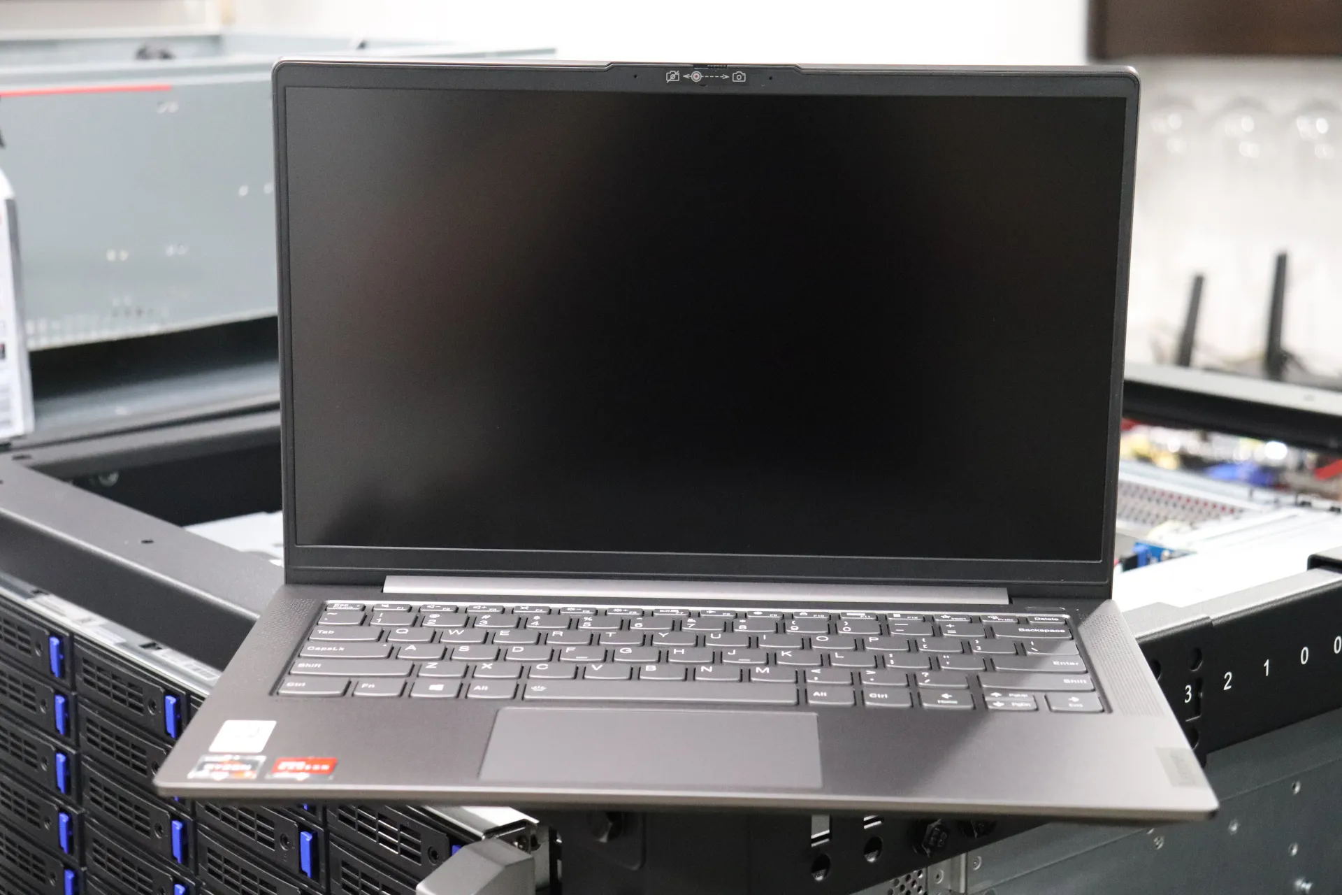 Lenovo amd radeon graphics. R7 4700u. AMD 4700u. Ryzen 7 4700u ноутбук. Lenovo THINKPAD Ryzen 7 4700u.