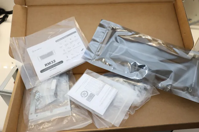 SilverStone RM32 accessories