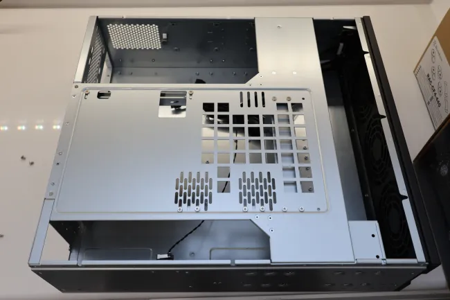 SilverStone RM32 inside view